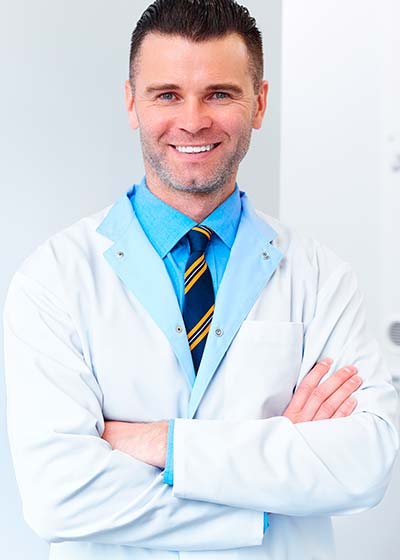 мужчина врач в белом халате